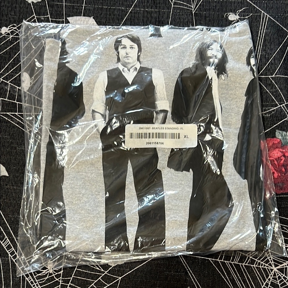 NEW THE BEETLES STANDING GRAY/BLACK OFFICIAL MERCHANDISE T-SHIRT SZ MENS XL